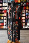 ROBE FOND NOIR PLASTRON GRIS NOIR ROUGE OLIVIER PHILIPS